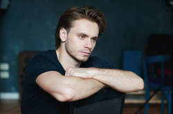 Тарас Мельничук був актором Київського академічного театру юного глядача на Липках з 2013 року