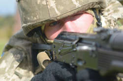 Окупанти на Донбасі гатять із забороненої зброї. Поранено військового