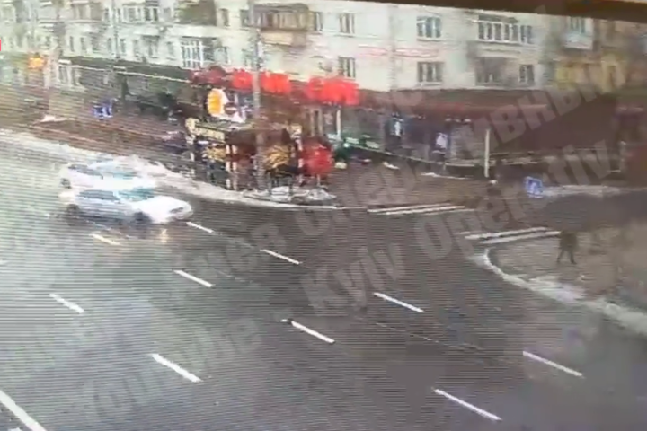 З’явилося відео, як патрульна машина збила пішохода у Києві