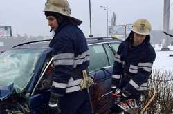 За допомогою аварійно-рятувального інструменту бійці визволили чоловіка з понівеченого авто