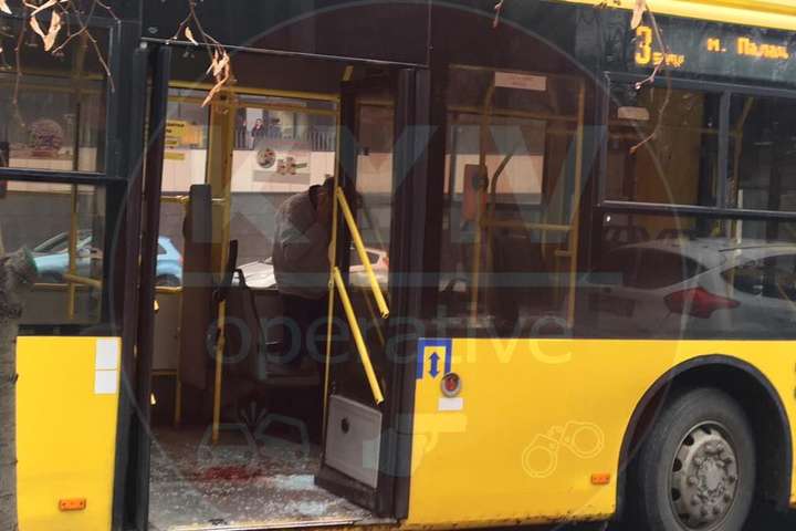 Біля «Вокзальної» автомобіль підрізав тролейбус: є постраждалий (фото)