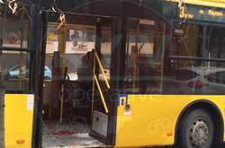 В результаті різкого гальмування тролейбуса чоловік пробив головою скло