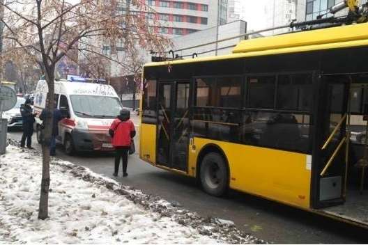 У тролейбусі в Києві сталася різанина (фото)