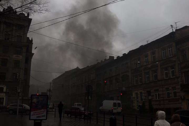 Центр Львова стоїть у диму через пожежу (фото, відео)