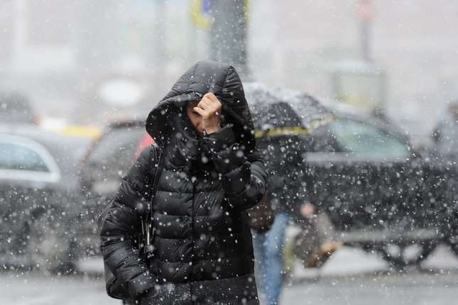 Туман, зливи та сильні снігопади: українців попередили про негоду
