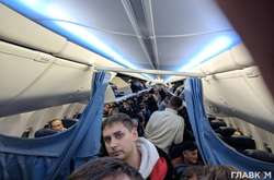 Пасажирам, які ще в польоті над Києвом повмикали мобільні і почали прощатись з рідними, запропонували продовжити цей незабутній вечір