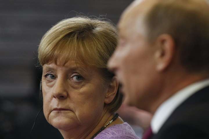 Меркель призвала Путина отпустить украинских моряков