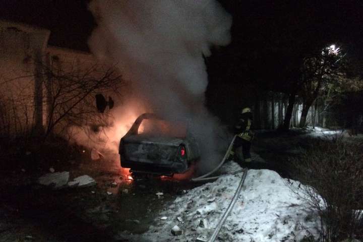 Під Києвом автомобіль вилетів з дороги, протаранив паркан і загорівся (фото)