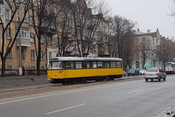 В Днепре трамвай с пассажирами сошел с рельсов