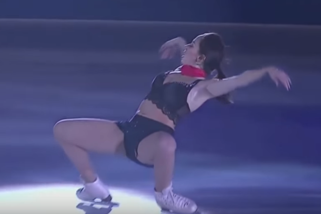 Російська фігуристка роздяглася на льоду заради третього місця: веселе відео