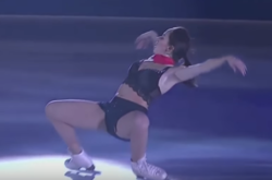 Російська фігуристка роздяглася на льоду заради третього місця: веселе відео