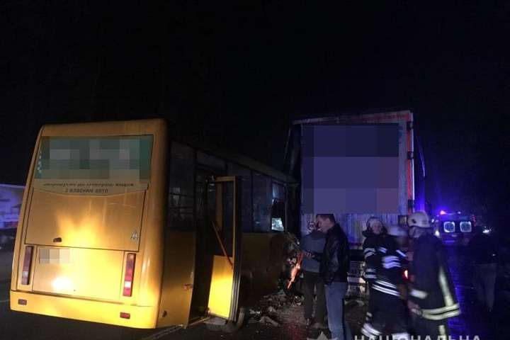 У Києві зіткнулися маршрутка і вантажівка: є жертви
