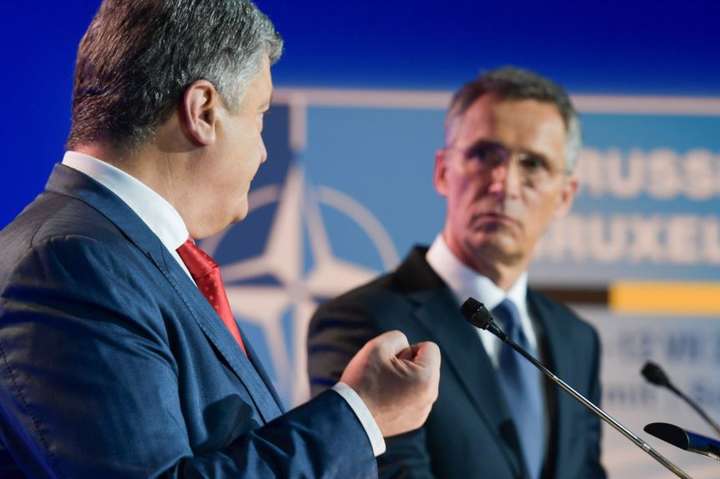 Порошенко і Столтенберг проведуть зустріч у штаб-квартирі НАТО