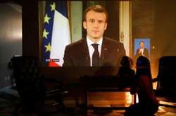 Президент Франції звернувся до протестувальників у понеділок увечері. Він висловив готовність до діалогу з усіма, хто готовий до нього