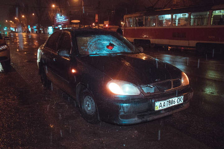 У Києві Daewoo збив пішохода і провіз його на даху кілька десятків метрів