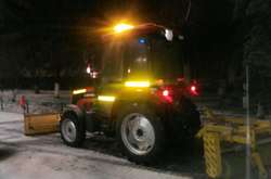 Малогабаритна спецтехніка та бригади з ручного прибирання обробляють тротуари