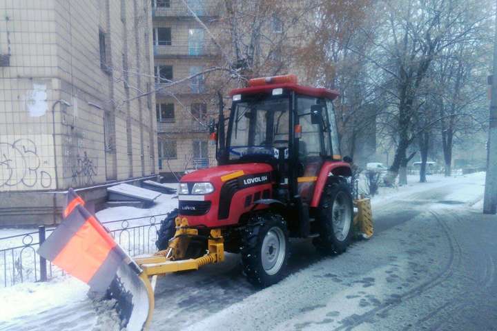 Снігопад у Києві: на вулицях працює понад 360 одиниць спецтехніки (фото)