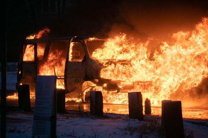 У Києві згорів мікроавтобус (фото)
