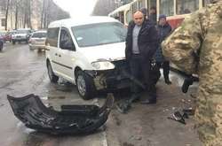 На Зоологічній Volkswagen в’їхав у трамвай (фото)