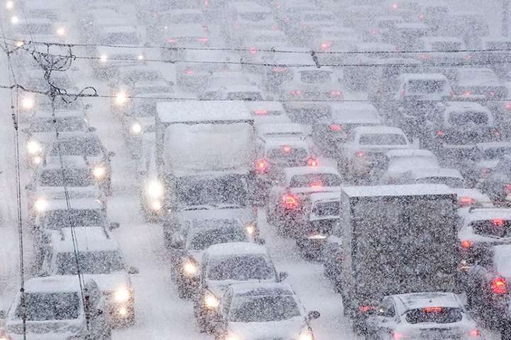 У Києві через снігопад громадський транспорт курсує не за графіком