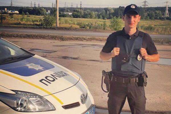 Харківський патрульний відібрав у чоловіка авто, продав на запчастини та втік до РФ 