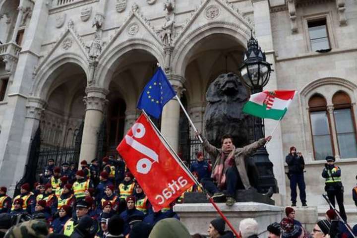 У Будапешті протестують проти «закону про рабську працю»