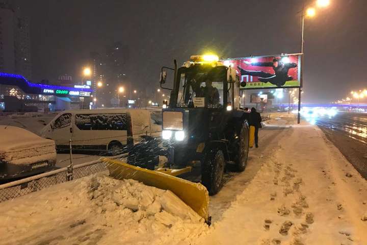 Уночі розчищати Київ від снігу вийшли колони спецтехніки