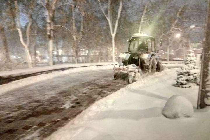 Снігопад не припиняється: розчищення Києва триває майже півтори доби (фото)