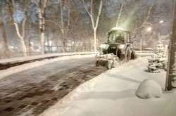 На вулицях Києва працює велика та мала снігоприбиральна техніка
