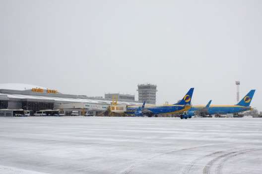 Через снігопад у київських аеропортах затримується частина рейсів