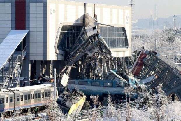 В Анкаре пассажирский поезд врезался в локомотив: девять погибших, 47 раненых (фото)