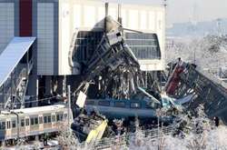 В Анкаре пассажирский поезд врезался в локомотив: девять погибших, 47 раненых (фото)