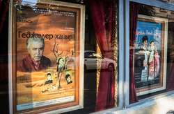  У здания Крымскотатарского муздрамтеатра в Симферополе 