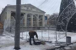 В Полтаве включили новогоднюю иллюминацию главной елки города