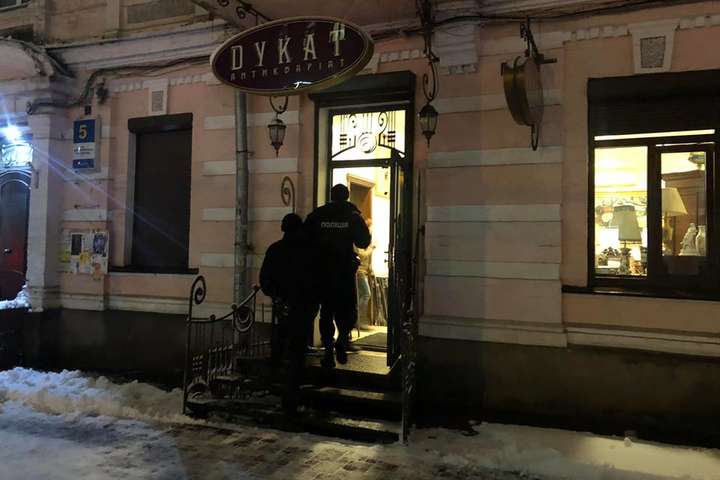 У Києві невідомі увірвалися в салон антикваріату і облили його бензином