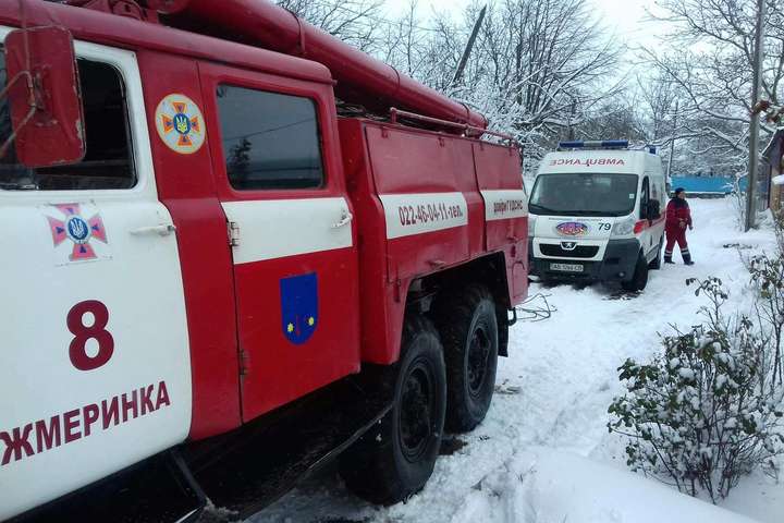 Жмеринські рятувальники витягли «швидку» із снігового замету