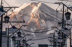 Японский фотограф мастерски соединил в своих снимках традиционную и современную культуру