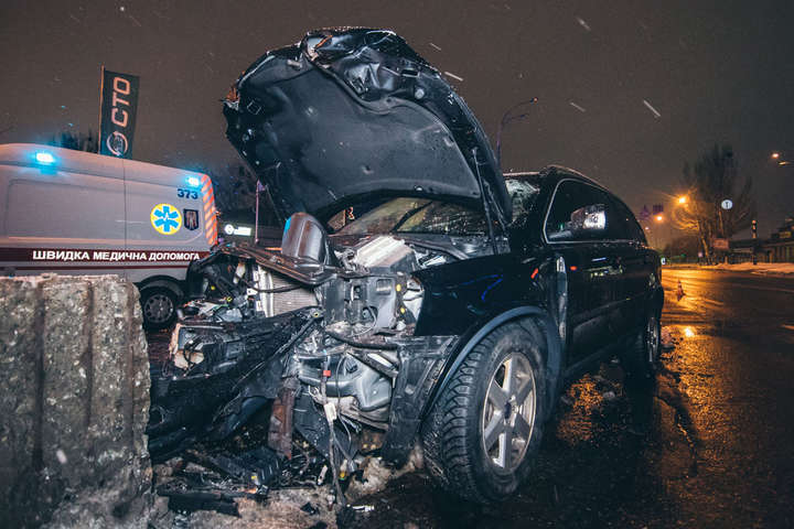 В Києві водій розбився на смерть в'їхавши у відбійник: моторошні фото