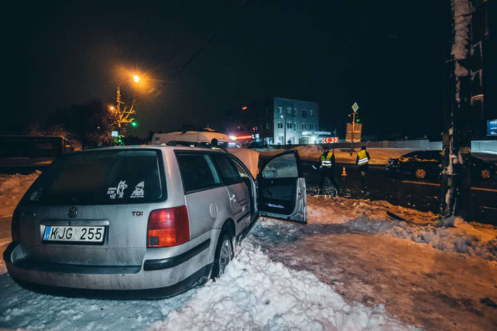 На Берківцях таксист на Volkswagen протаранив Chevrolet і вилетів на узбіччя