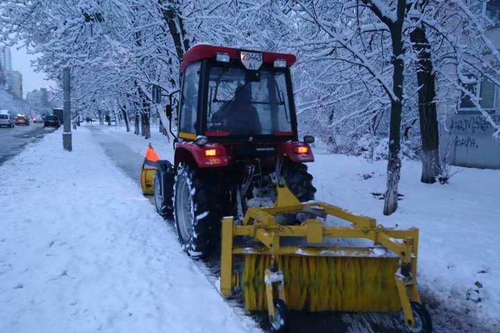 Дорожники вночі розчищали Київ від снігу (відео)