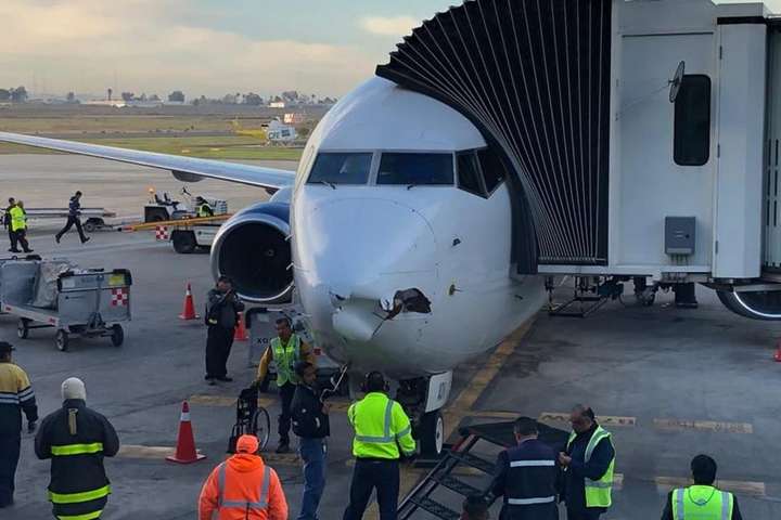 Літак у Мексиці пошкодив ніс під час польоту