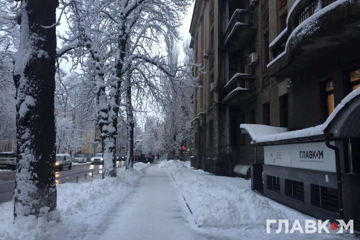 Киянам радять оминати металеві люки: у столиці сніг та ожеледиця