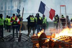 Протести супроводжуються погромами і сутичками з поліцією