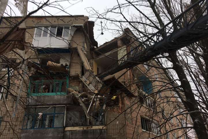 В жилом доме на Киевщине обрушились несколько этажей (видео)