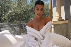 Известный музыкант пытается закрутить роман с горячей мамашей Кортни Кардашьян