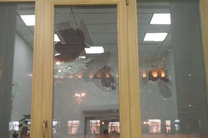 У столичній мерії киянин побив вікна (фото)