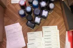  В офісних приміщеннях ділків правоохоронці вилучили печатки , кліше банківських установ та лікувально-профілактичних закладів 