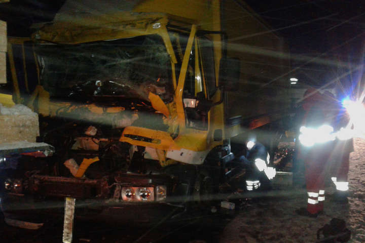 На Київщині зіткнулися три вантажівки: рятувальники деблокували водія