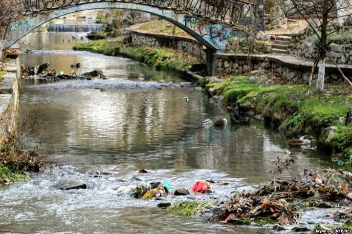 Салгир в декабре: грязь и мусор в главной реке Симферополя (фото)