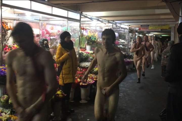 По центру Киева пробежала толпа голых мужчин (видео)